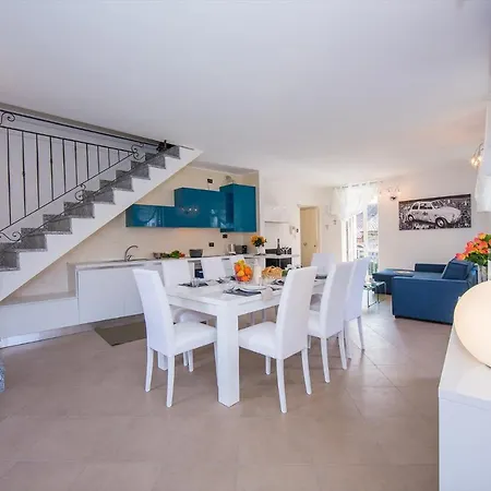 Sleeps 6 Pool Air Con